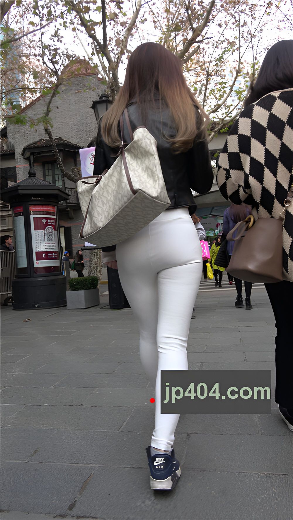 极品白裤紧身饱满美眉《二》[1.16G/MP4]