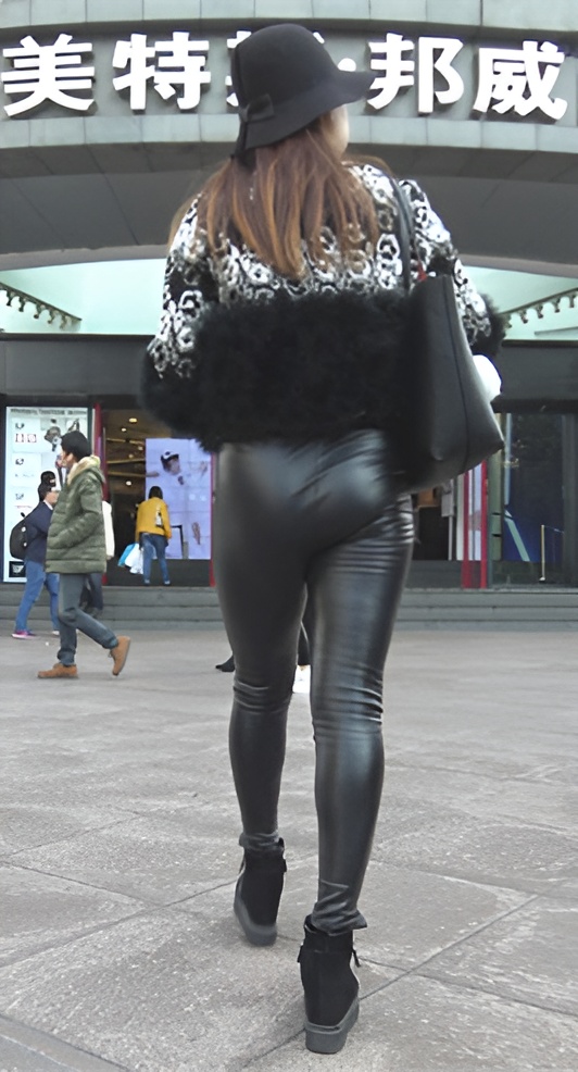 黑色紧身皮卡美眉《二》[1018M/MP4]