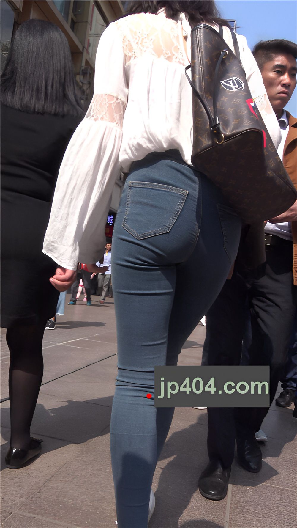 极品牛仔紧身裤美女《一》[2.08G/MP4]