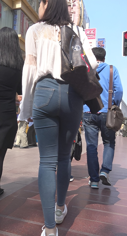 极品牛仔紧身裤美女《一》[2.08G/MP4]