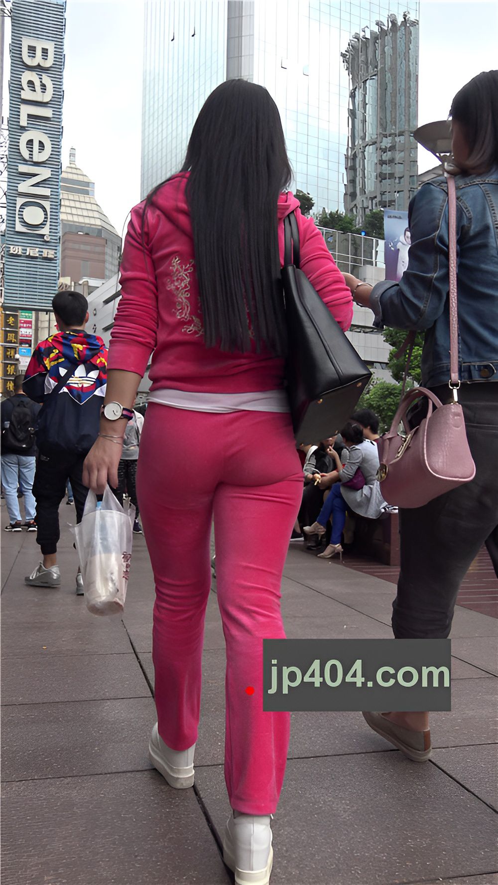 粉色紧身套装长腿美眉《一》[1.55G/MP4]