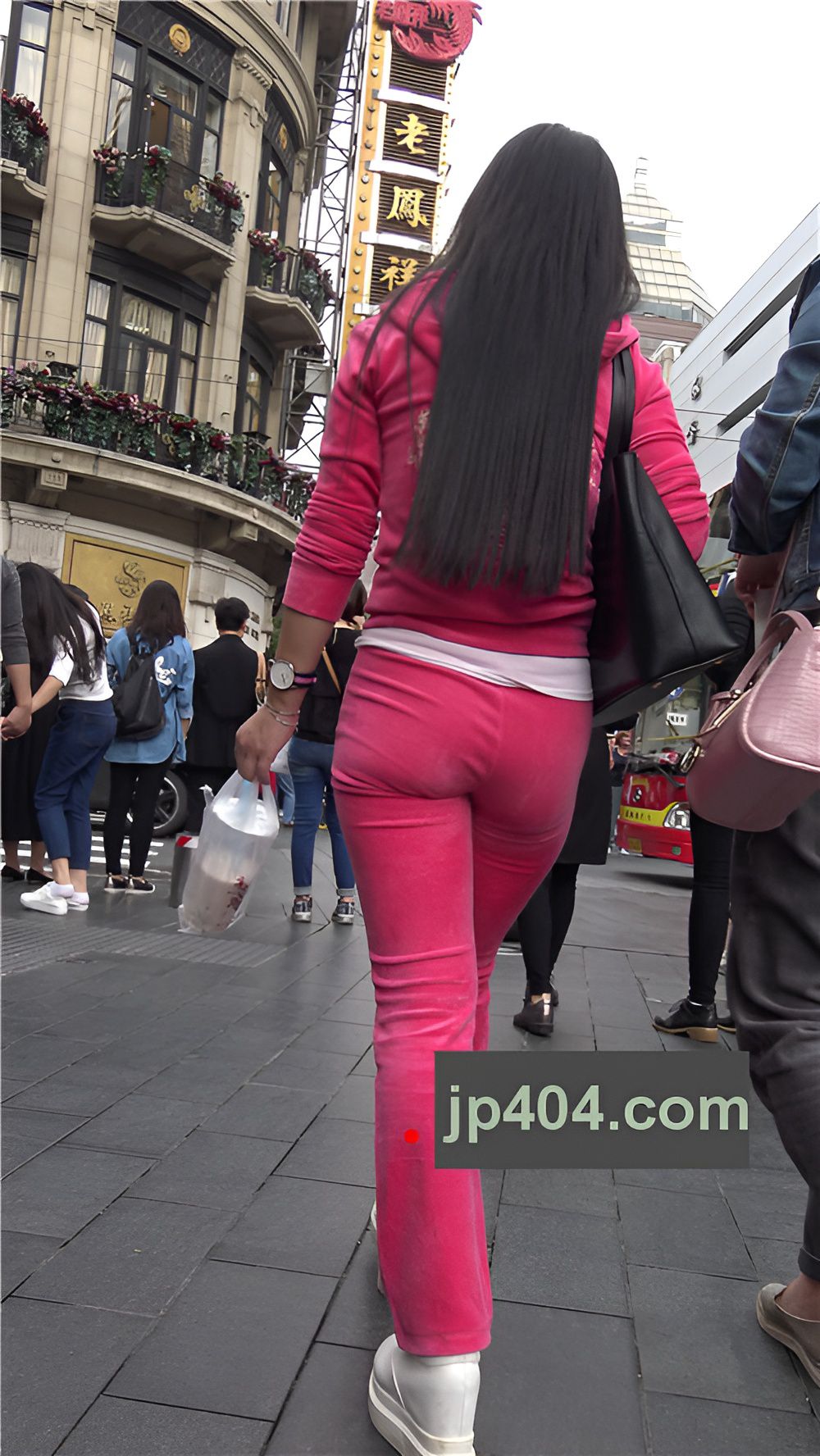 粉色紧身套装长腿美眉《一》[1.55G/MP4]