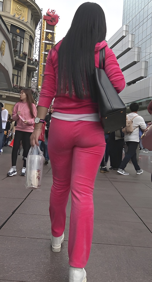 粉色紧身套装长腿美眉《一》[1.55G/MP4]