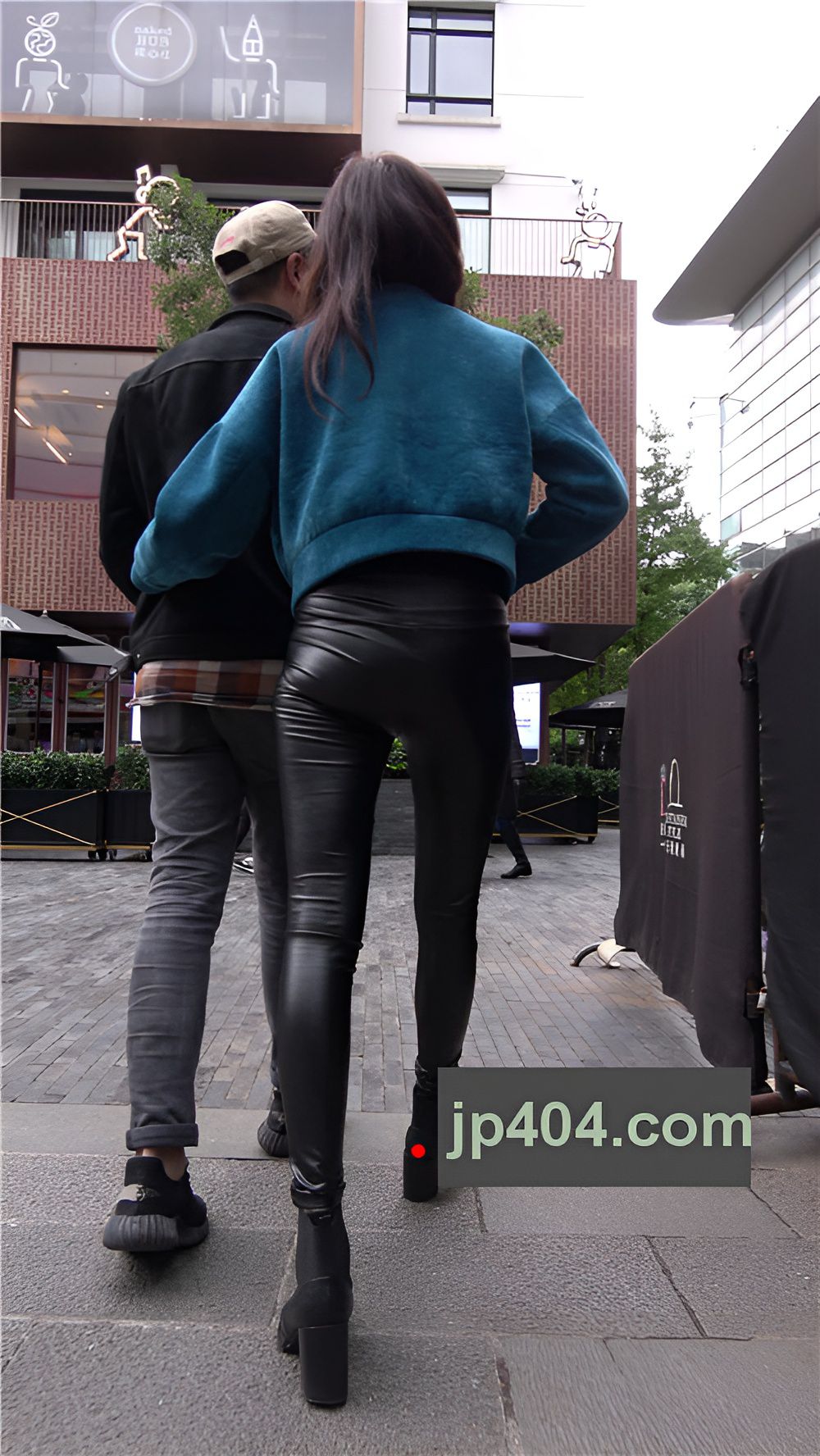 漂亮的黑色紧身皮裤美女《二》 [1.98G/MP4]