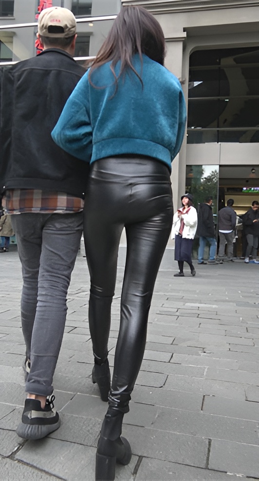 漂亮的黑色紧身皮裤美女《二》 [1.98G/MP4]