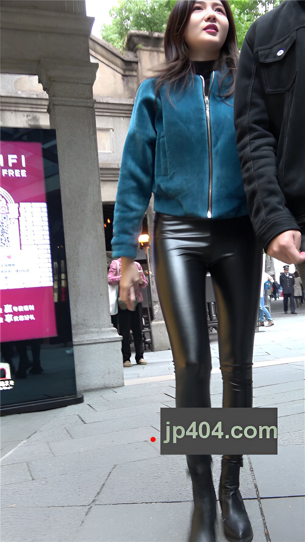 漂亮的黑色紧身皮裤美女《一》 [1.11G/MP4]