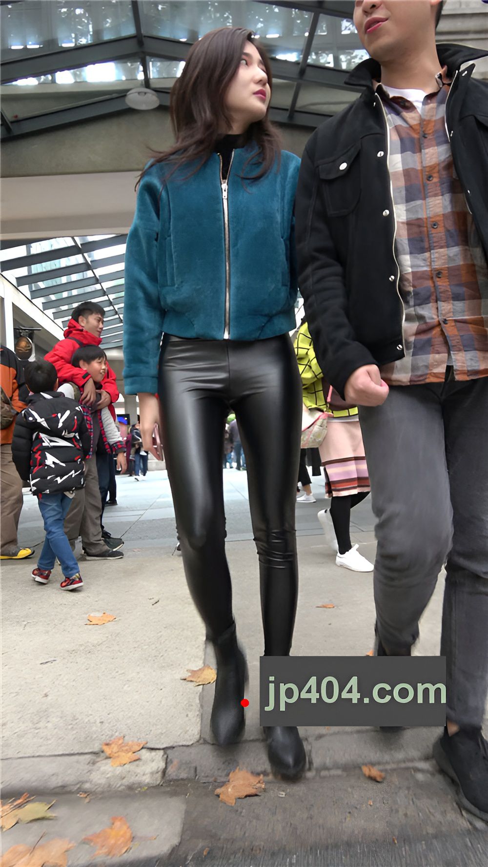 漂亮的黑色紧身皮裤美女《一》 [1.11G/MP4]