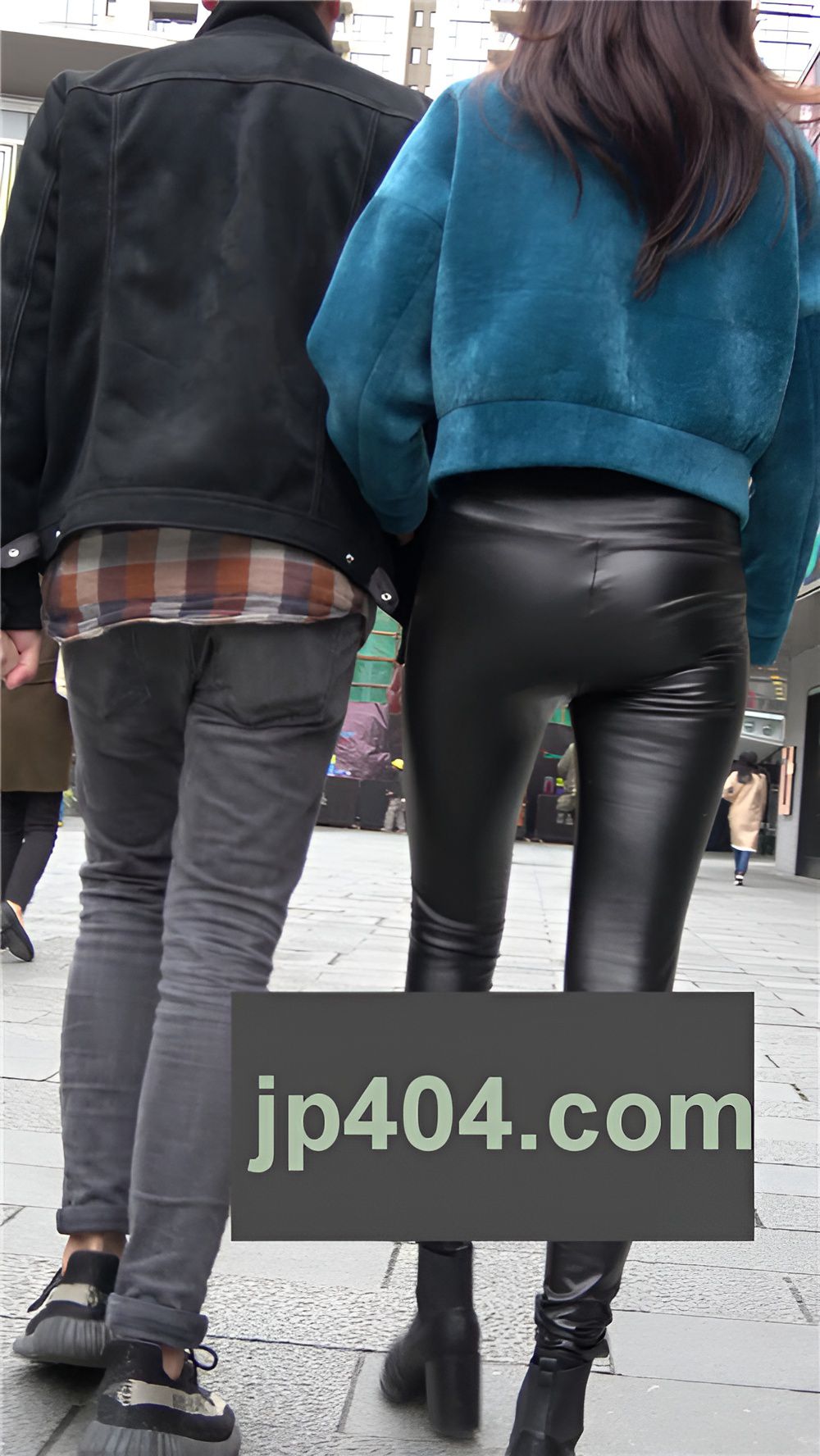 漂亮的黑色紧身皮裤美女《一》 [1.11G/MP4]