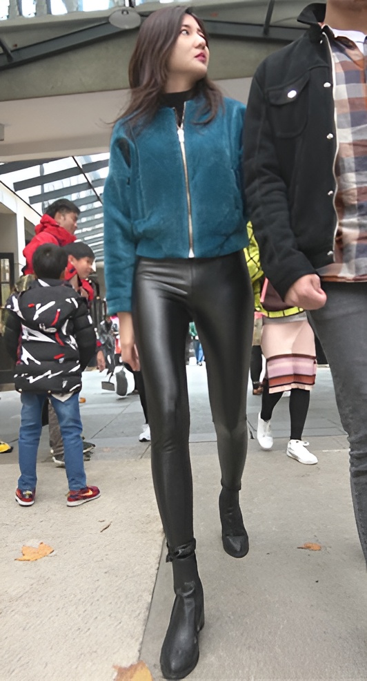 漂亮的黑色紧身皮裤美女《一》 [1.11G/MP4]