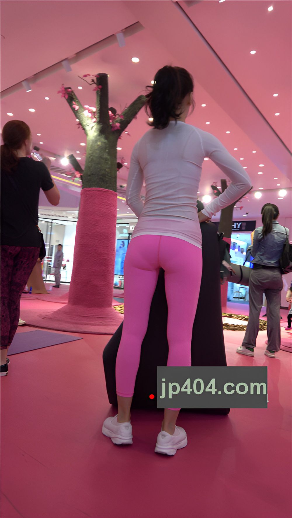 练瑜伽的粉色紧身裤小姐姐 《一》[870M/MP4]