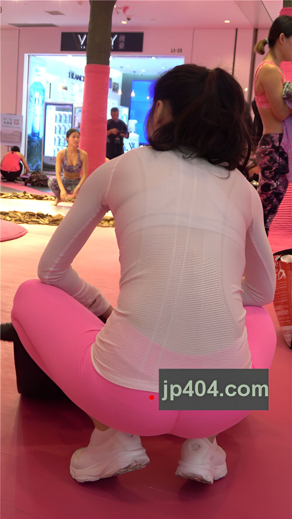 练瑜伽的粉色紧身裤小姐姐 《一》[870M/MP4]