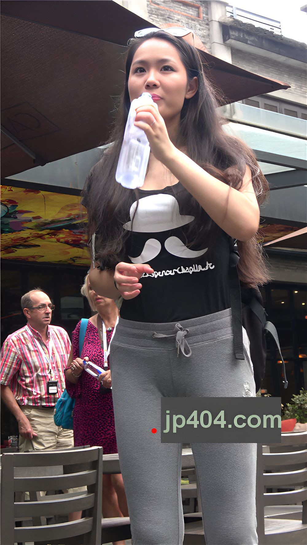 背着双肩包的灰色长裤美女《一》[1.8G/MP4]