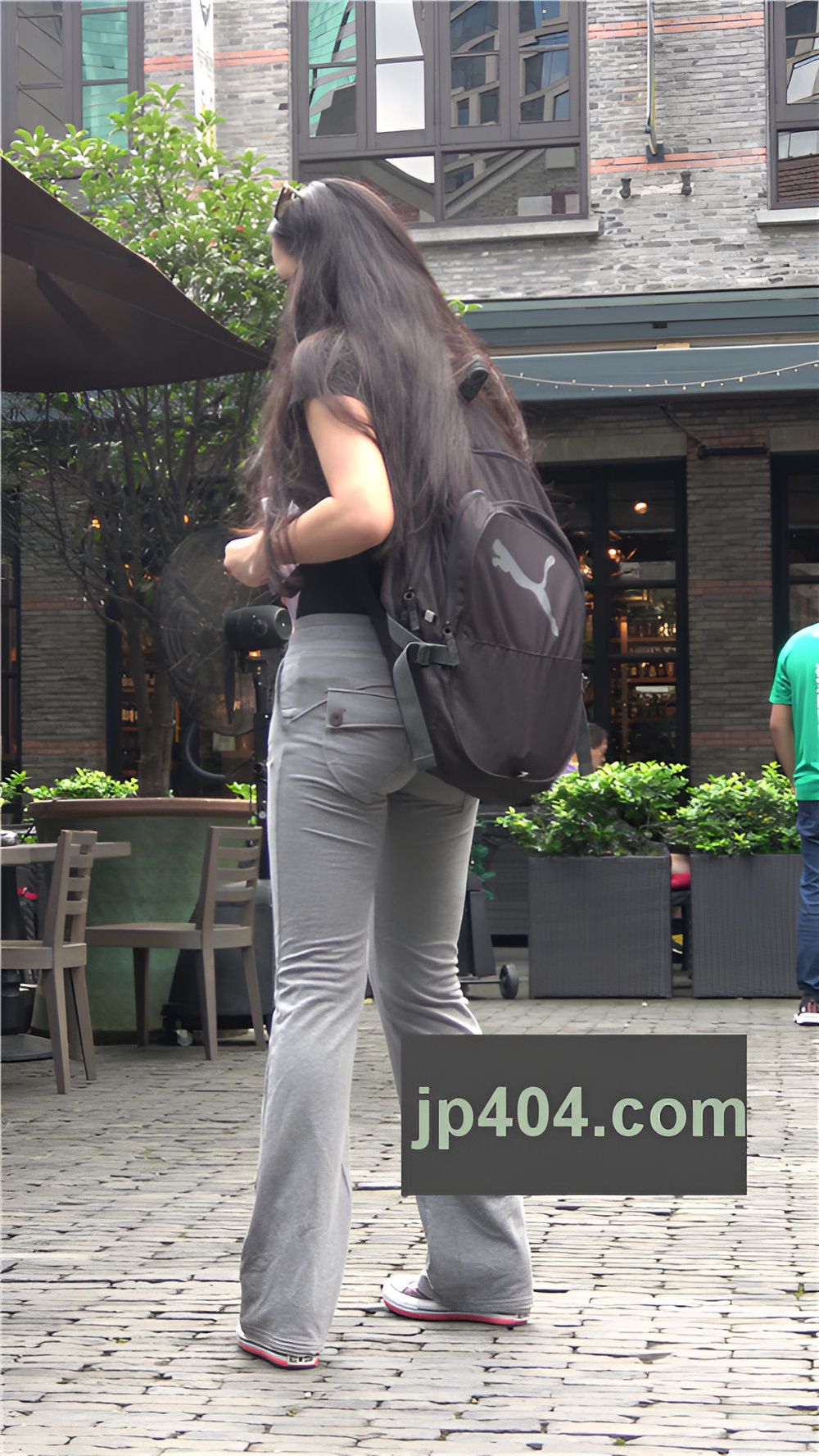 背着双肩包的灰色长裤美女《一》[1.8G/MP4]