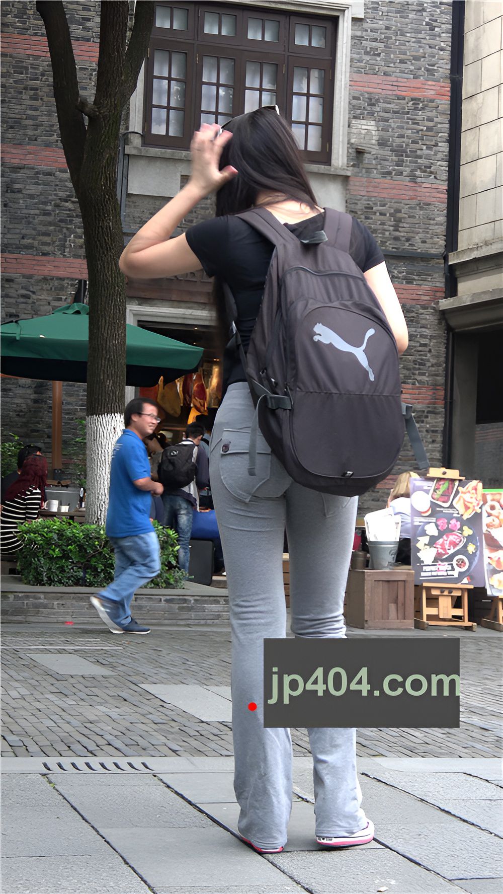 背着双肩包的灰色长裤美女《一》[1.8G/MP4]