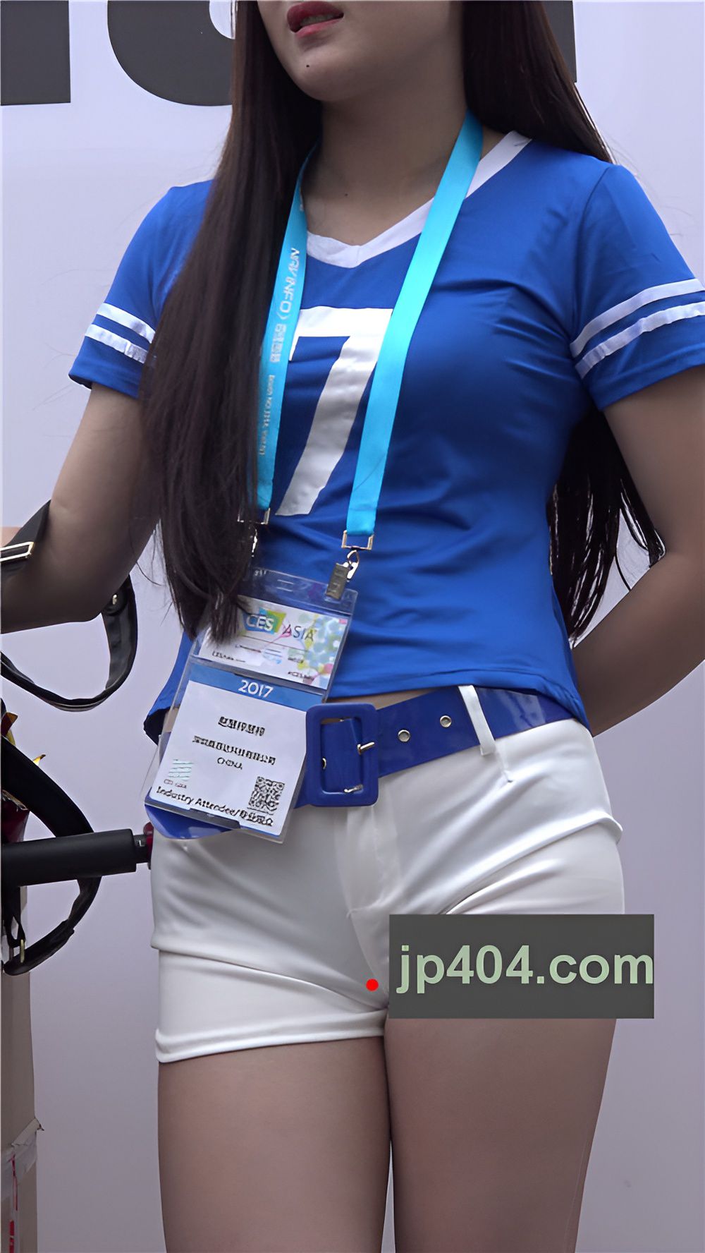 漂亮的白色短裤模特小姐姐[861M/MP4]