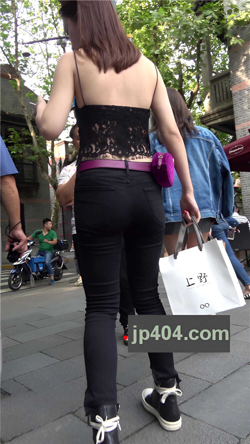 漂亮的吊带黑色紧身裤小姐姐[874M/MP4]