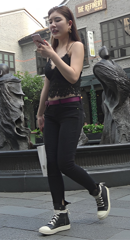 漂亮的吊带黑色紧身裤小姐姐[874M/MP4]