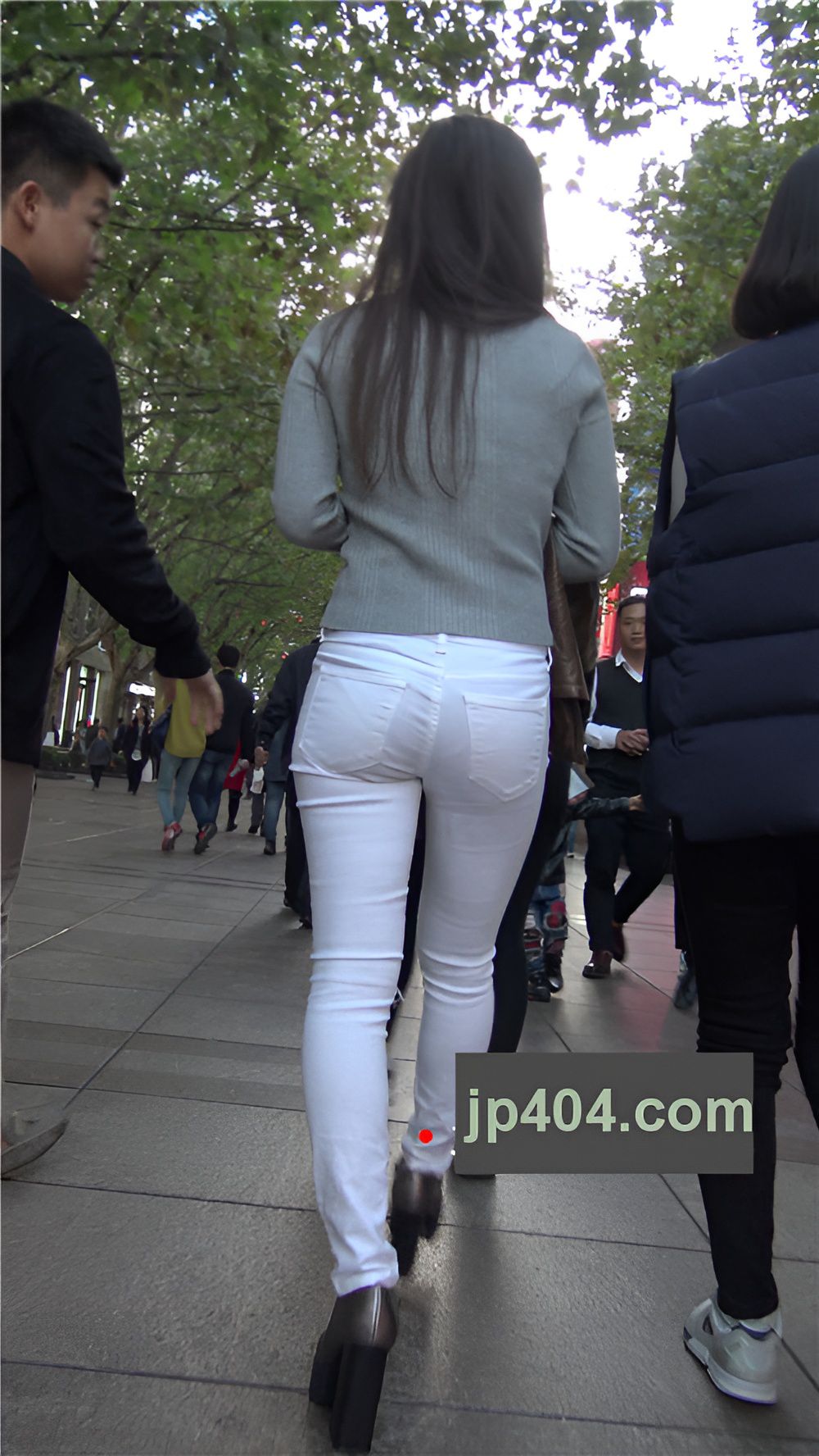 紧身白裤妹子[754M/MP4]