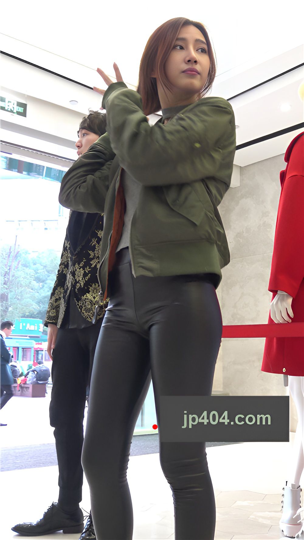 漂亮的极品长腿皮裤美女[534M/MP4]