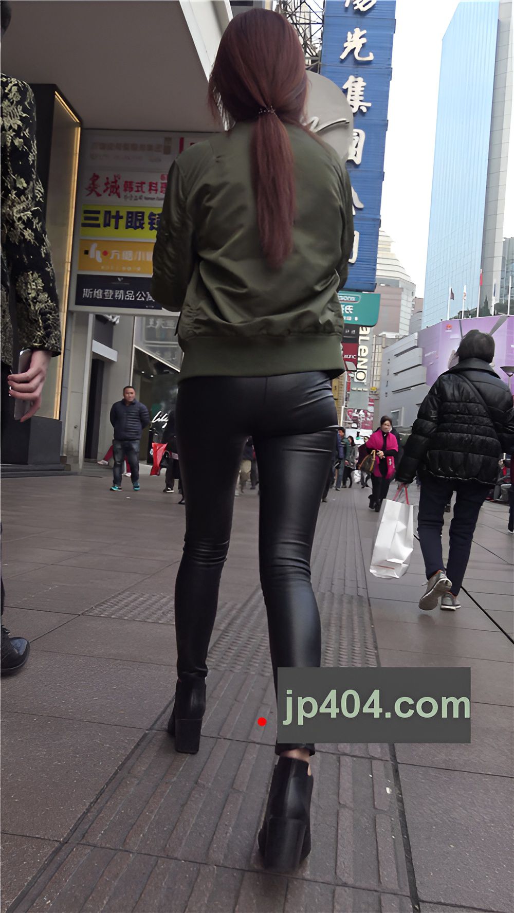 漂亮的极品长腿皮裤美女[534M/MP4]