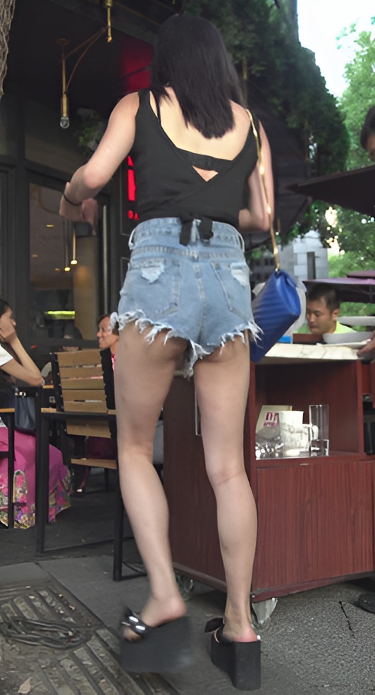 牛仔短裤高腰妹子[761M/MP4]