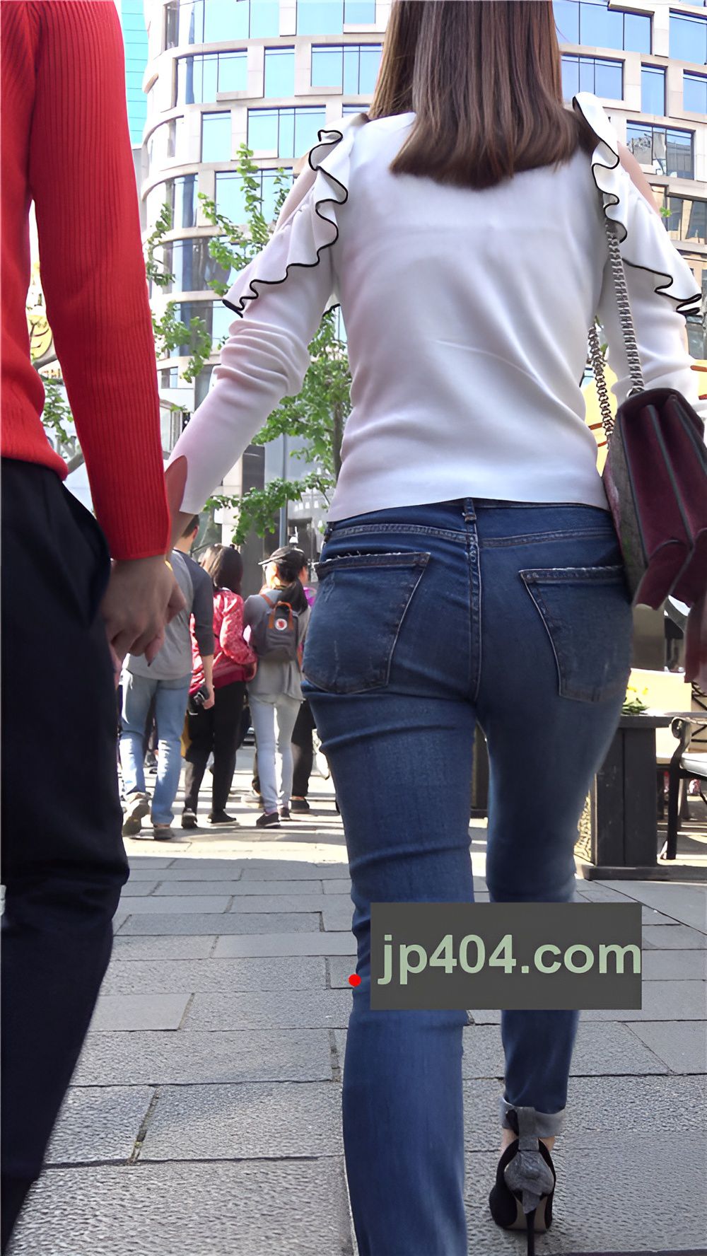 丰腴牛仔紧身裤美眉[1.02G/MP4]