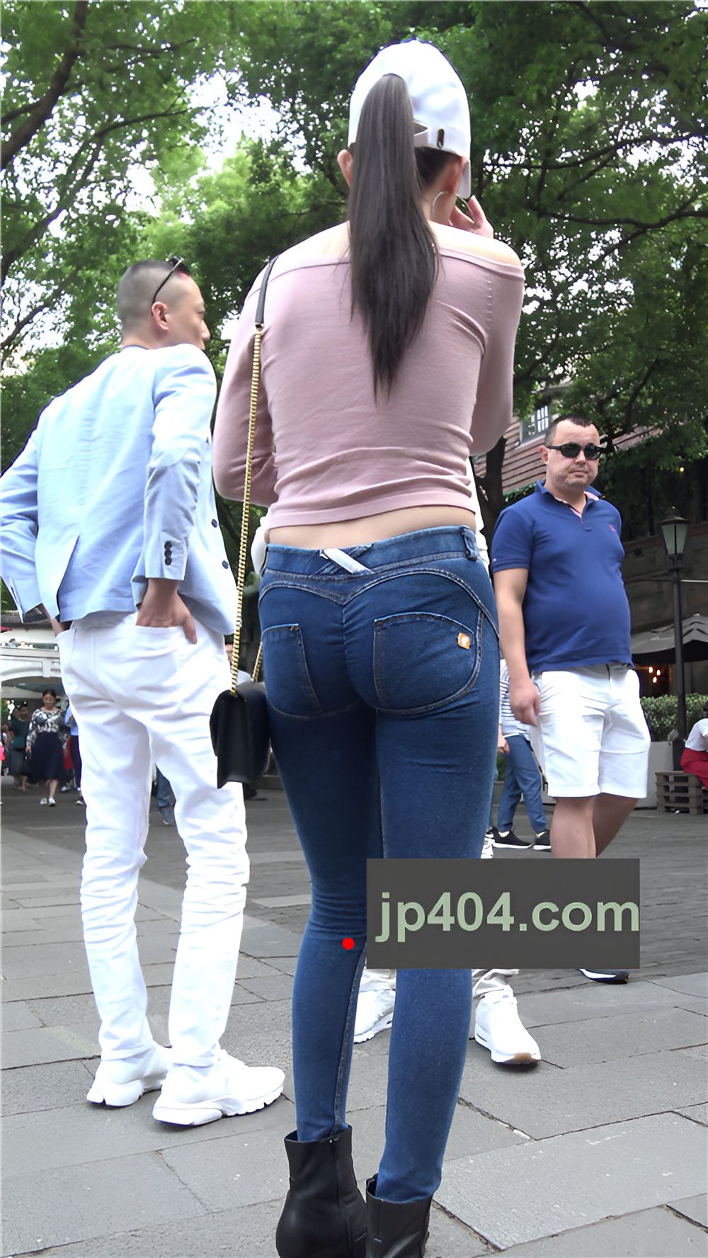 紧身牛仔裤小姐姐[548M/MP4]