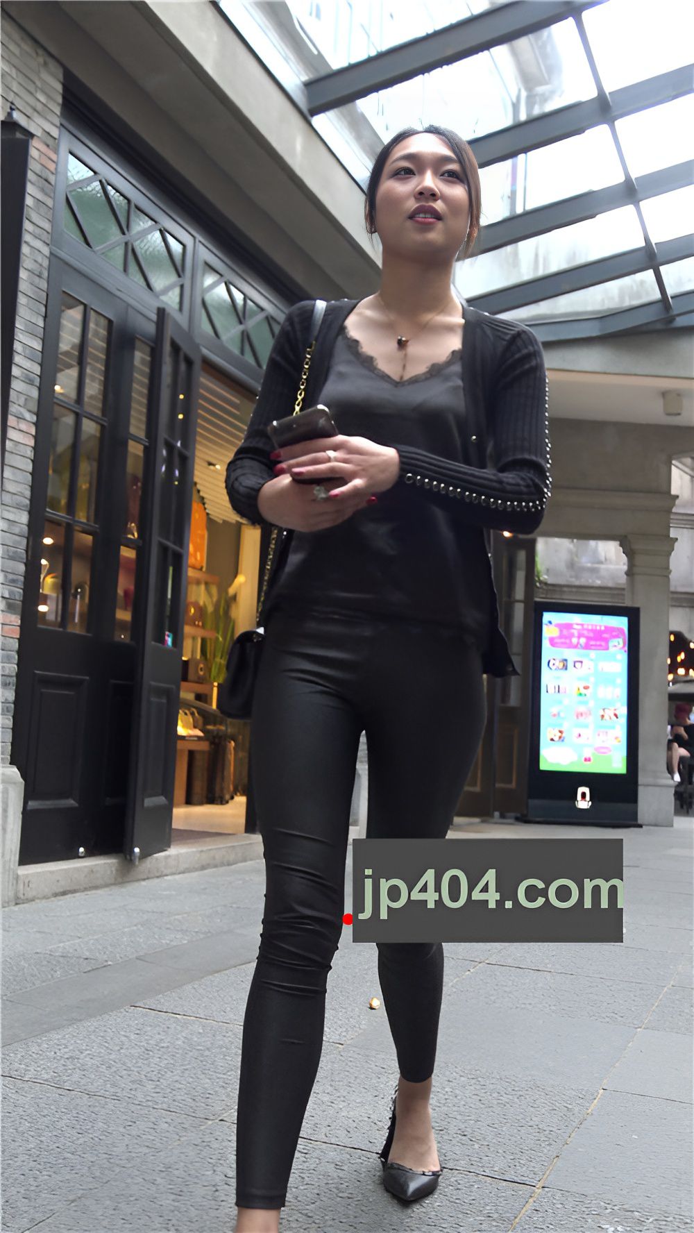 漂亮的极品紧身皮裤美女[1.01G/MP4]