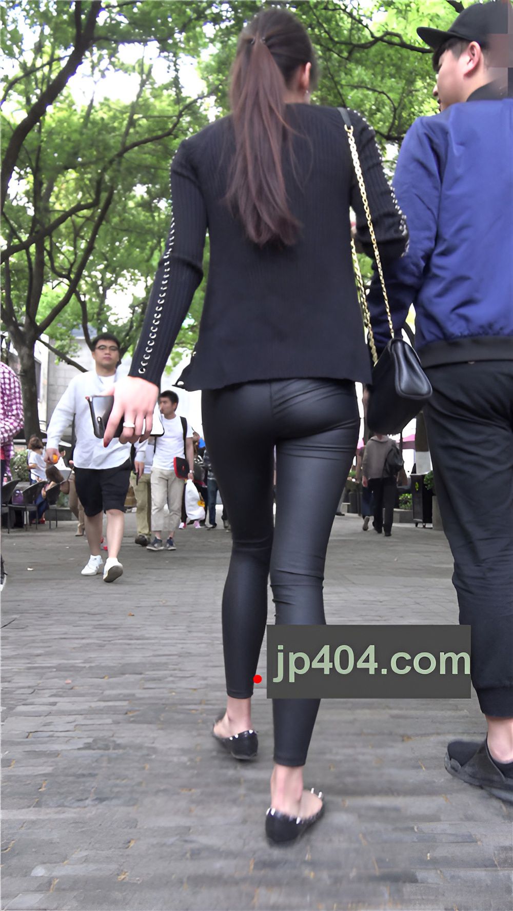 漂亮的极品紧身皮裤美女[1.01G/MP4]