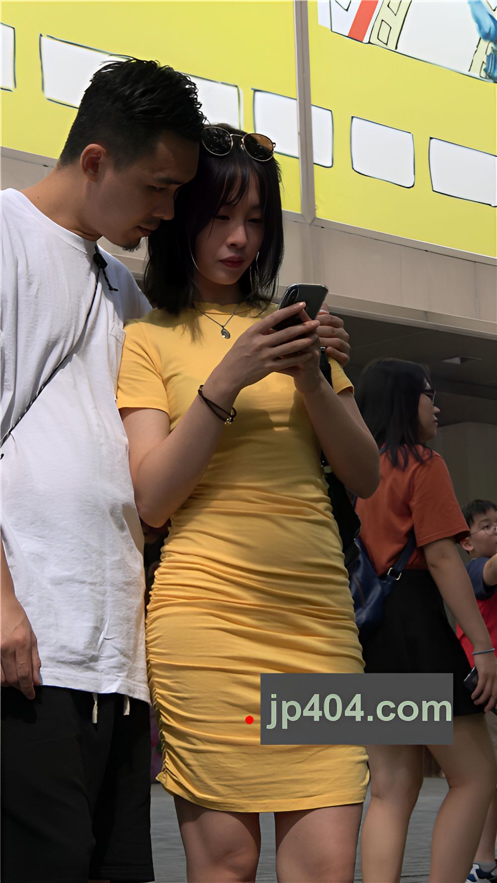 黄色包臀裙小姐姐[1.07G/MP4]