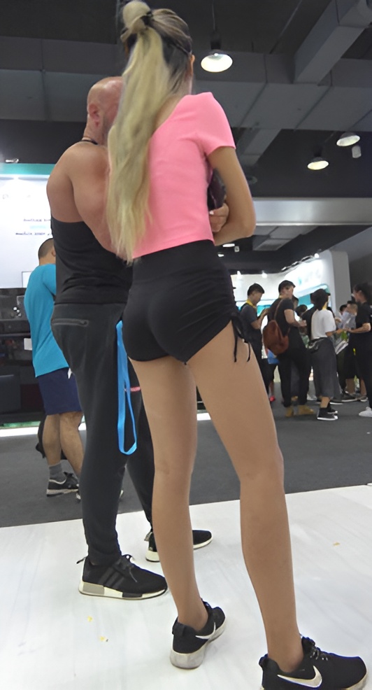 健身的高腰黑色短裤紧身妹子[1.59G/MP4]