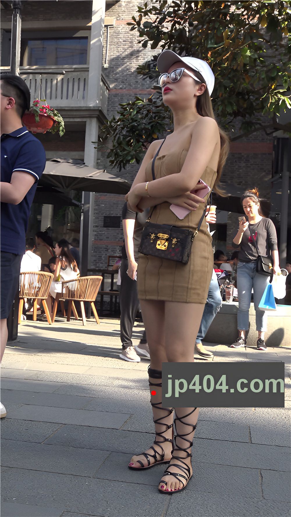 一字抹胸装妹子[1.75G/MP4]