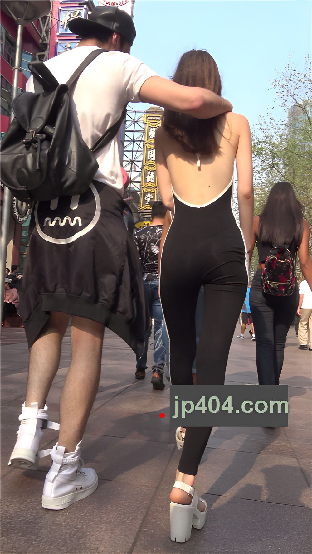 漂亮的国外连体衣小姐姐[1.08G/MP4]