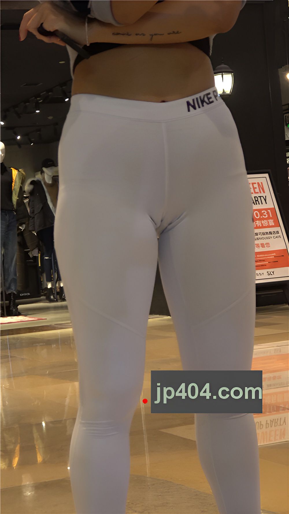 短发白色紧身裤美眉《一》[1.33G/MP4]