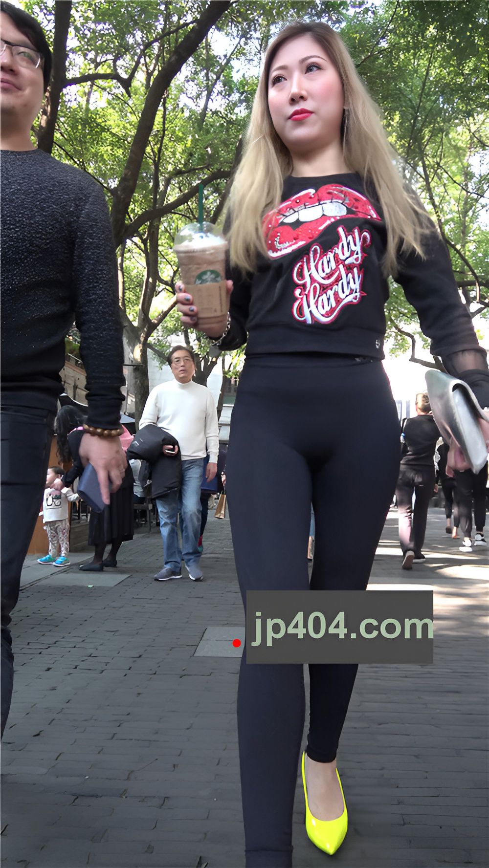 丰腴高腰紧身黑裤美眉[1.3G/MP4]