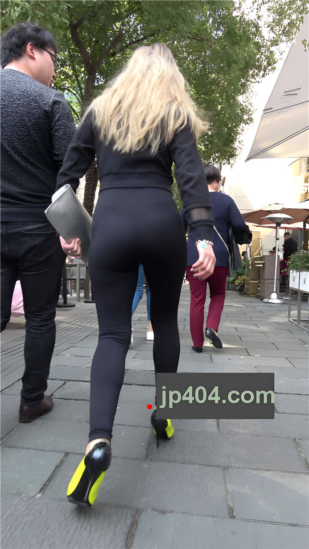 丰腴高腰紧身黑裤美眉[1.3G/MP4]