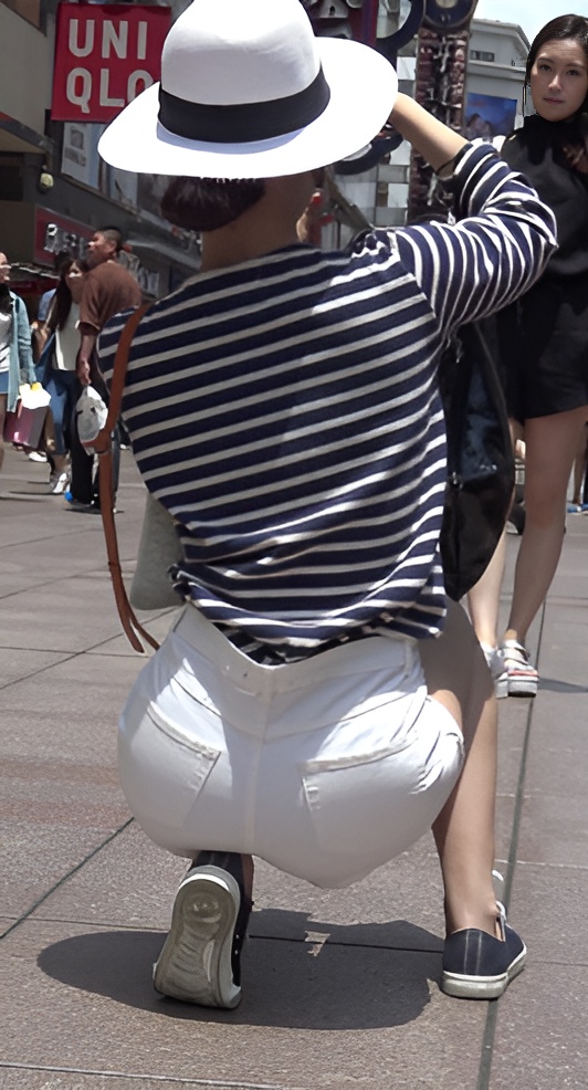 喜欢拍照的白色热裤美女[2.55G/MP4]