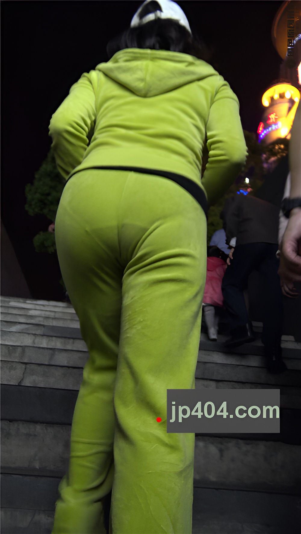 戴着墨镜的气质美女二、[1.99G/MP4]