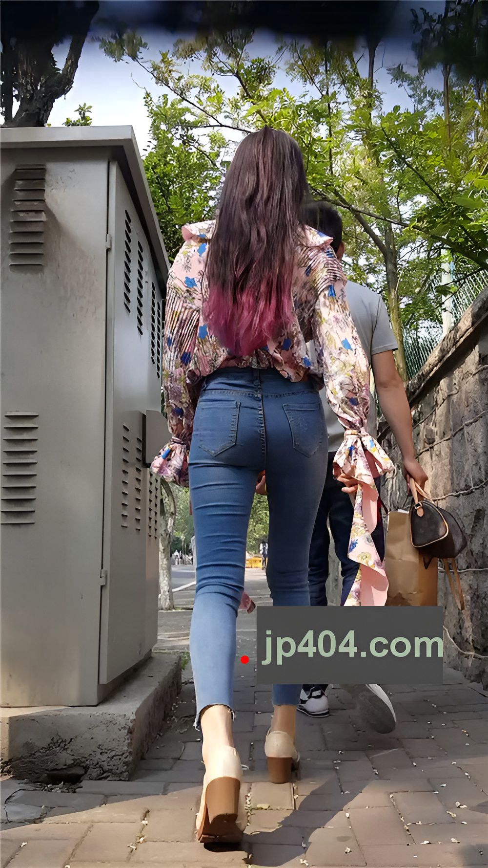 紧身牛仔裤长发美眉[318M/MP4]