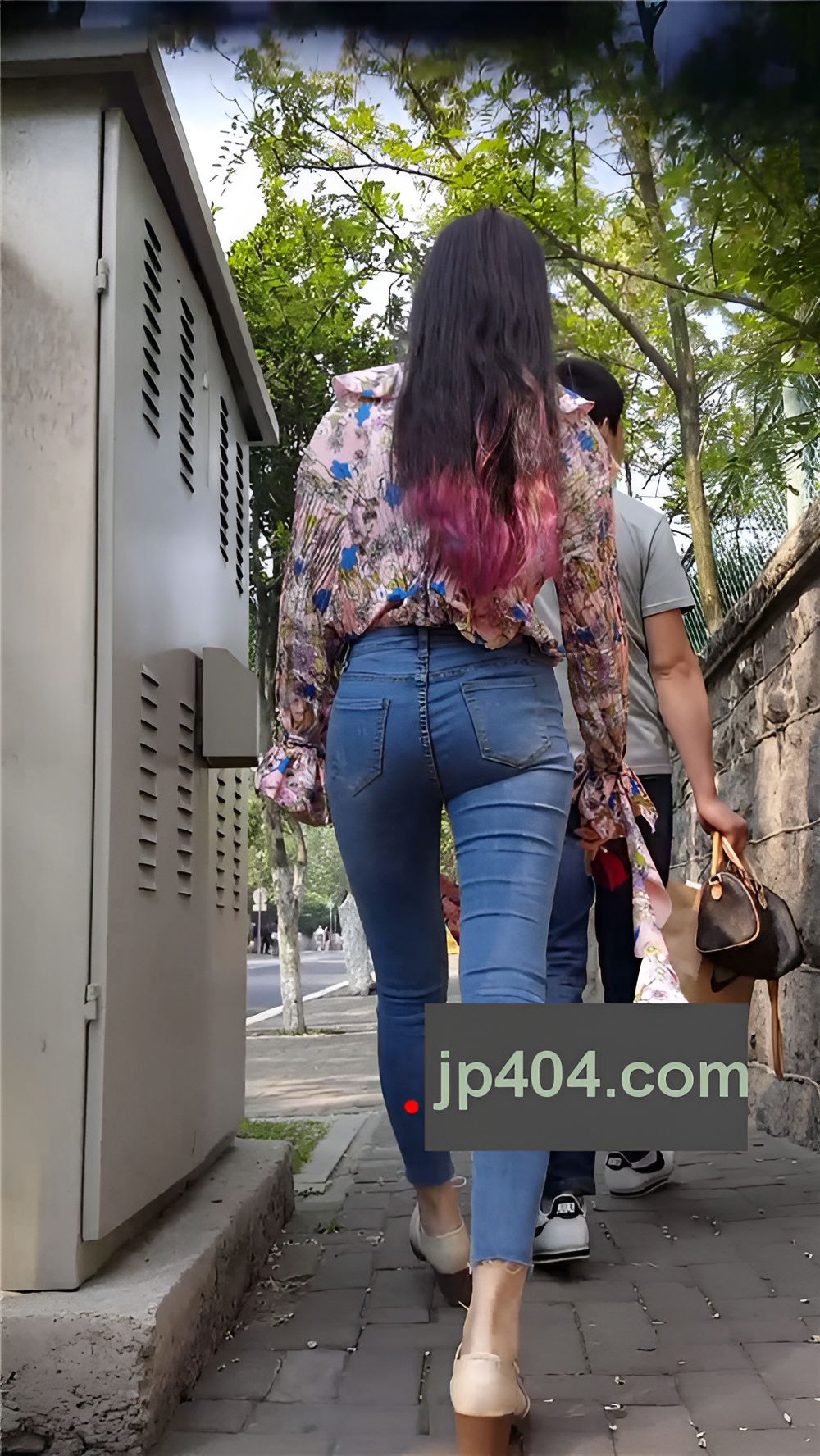 紧身牛仔裤长发美眉[318M/MP4]