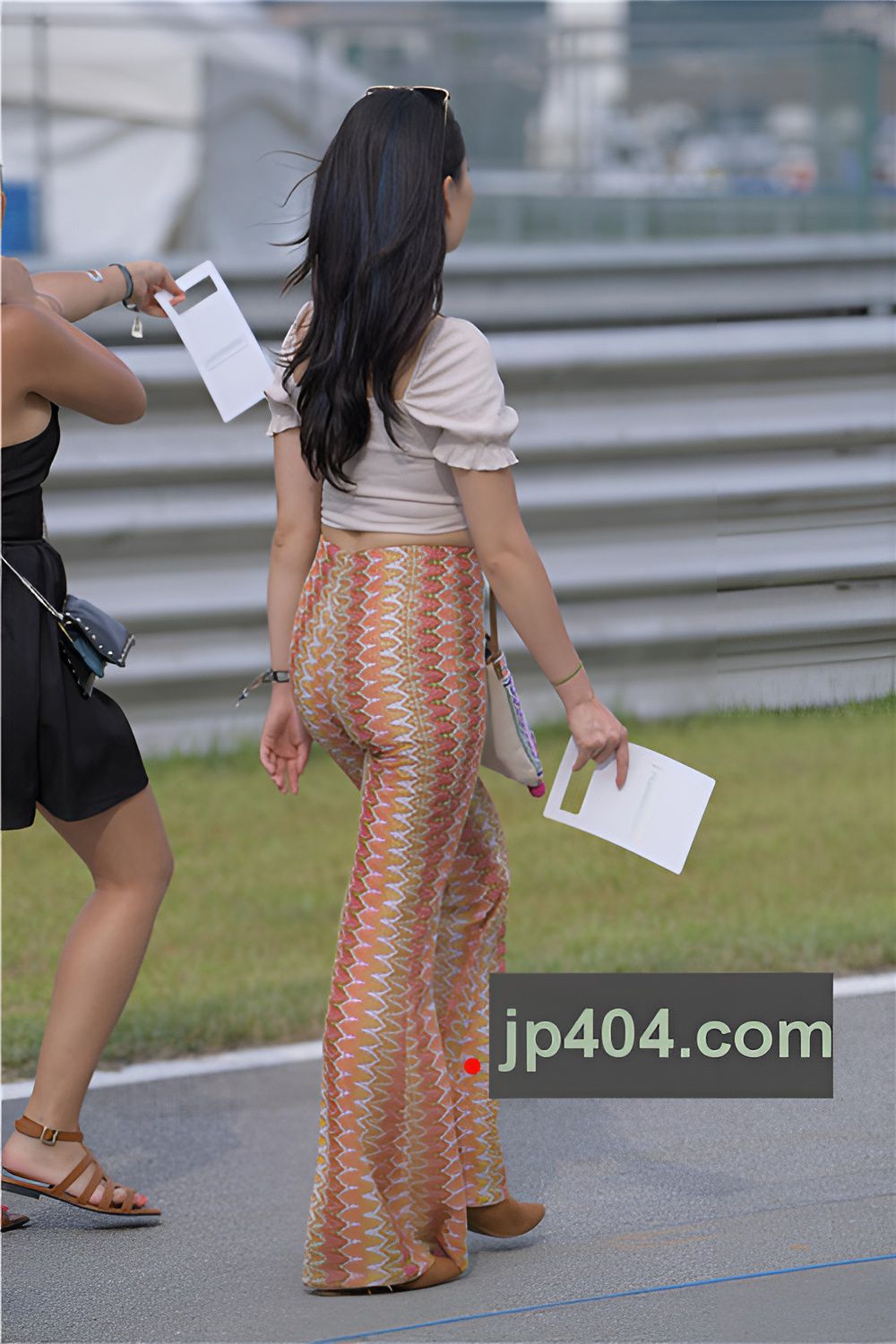 街拍丰腴长裤翘屯美女(71P)[1.73G/JPG]