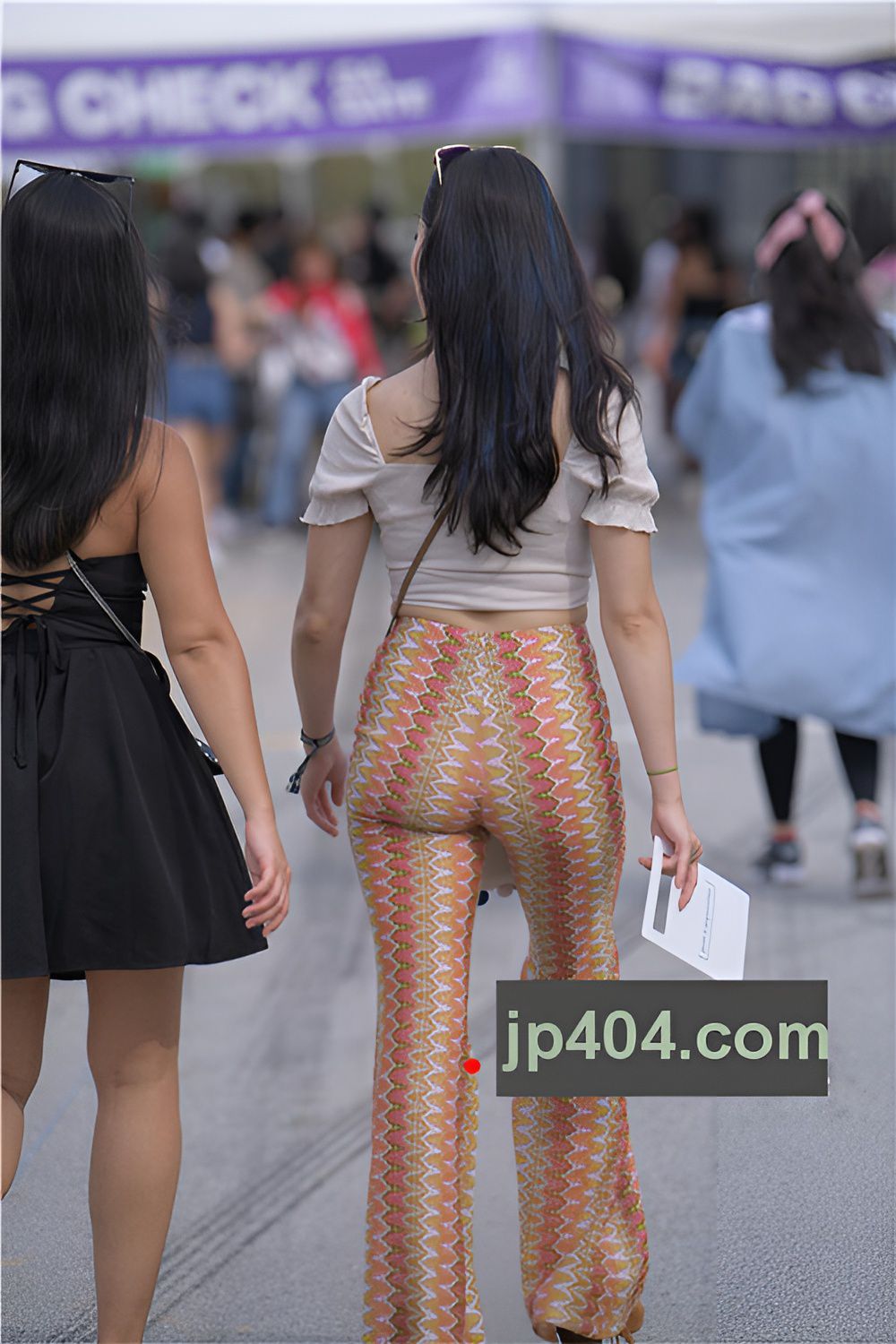 街拍丰腴长裤翘屯美女(71P)[1.73G/JPG]