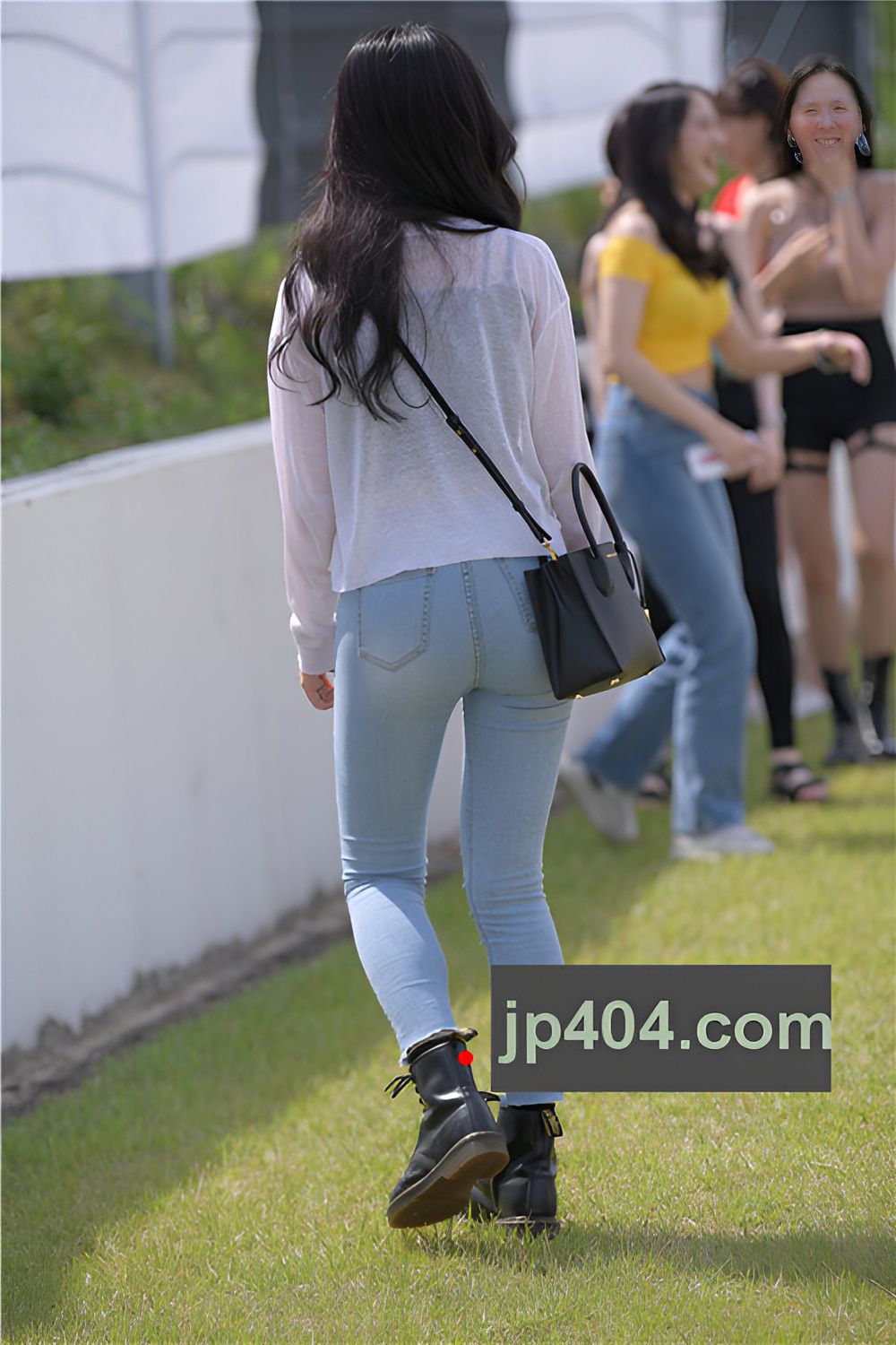 街拍露腰的牛仔小姐姐(43P)[1.01G/JPG]