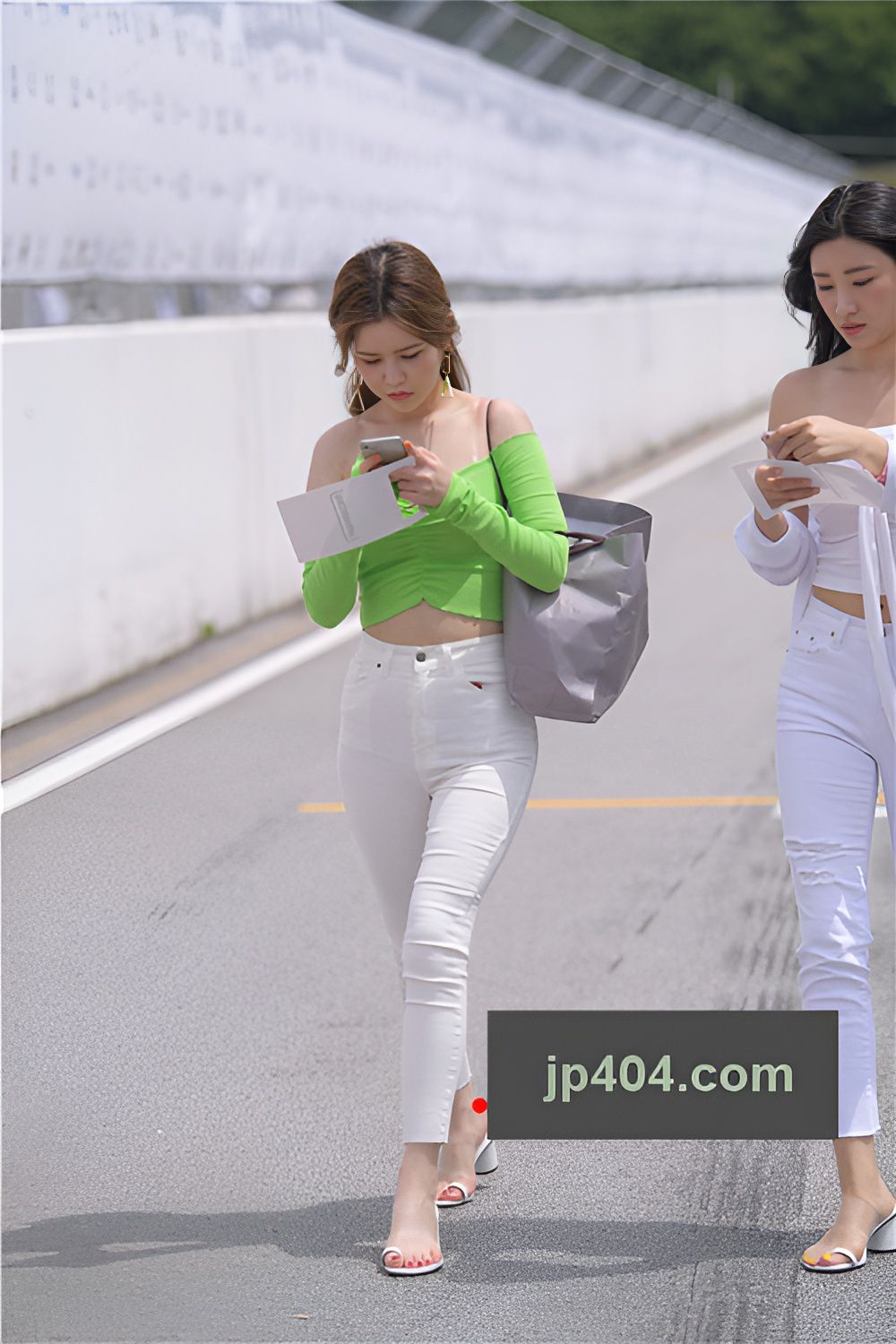 极品白裤气质美女(29P)[618M/JPG]