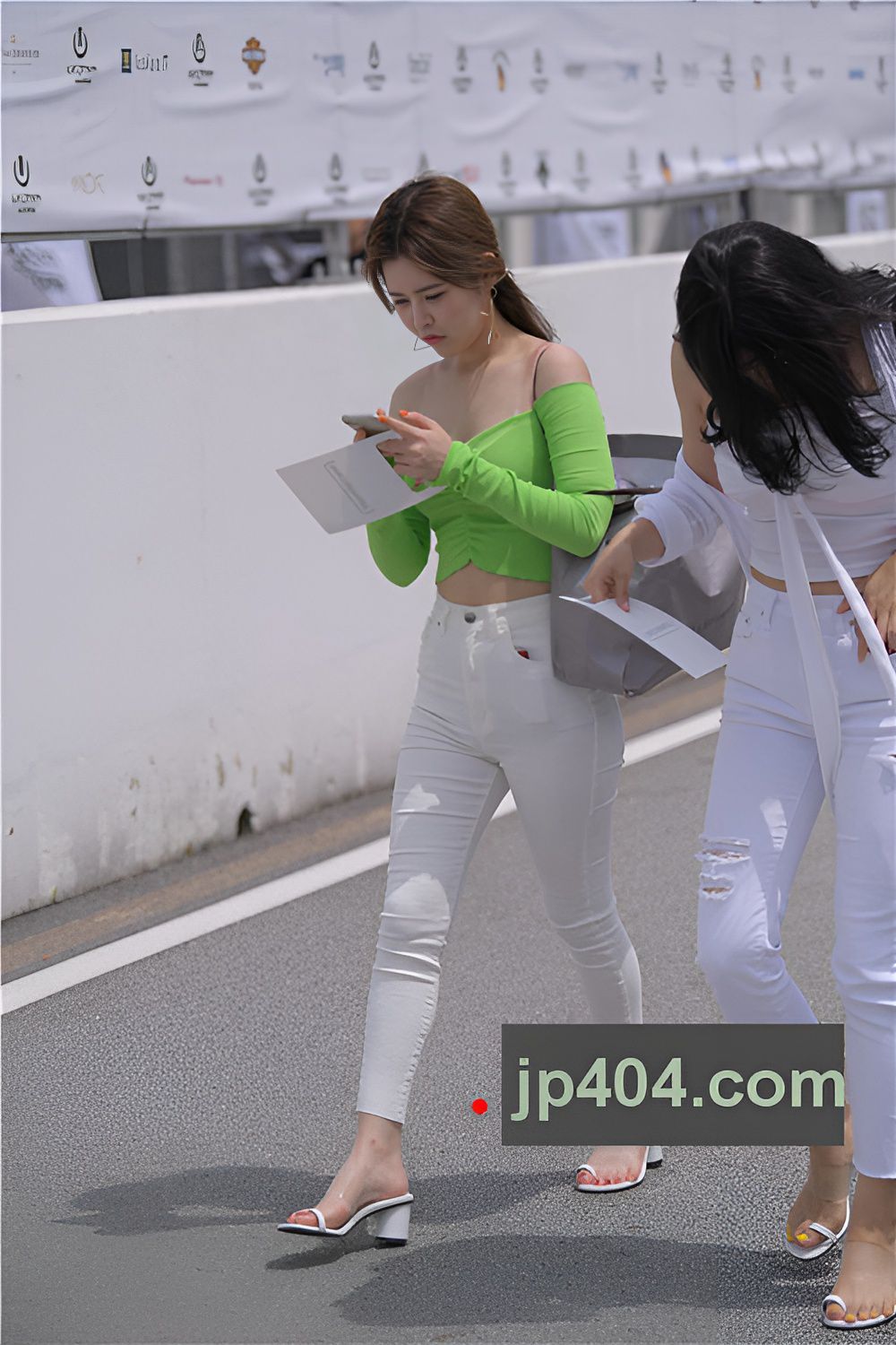 极品白裤气质美女(29P)[618M/JPG]