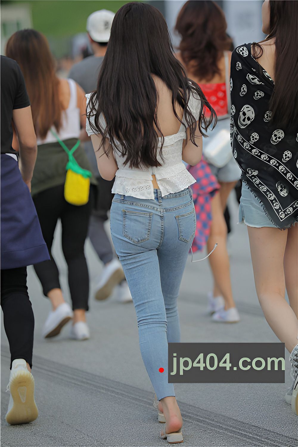 街拍牛仔裤美女(28P)[255M/JPG]