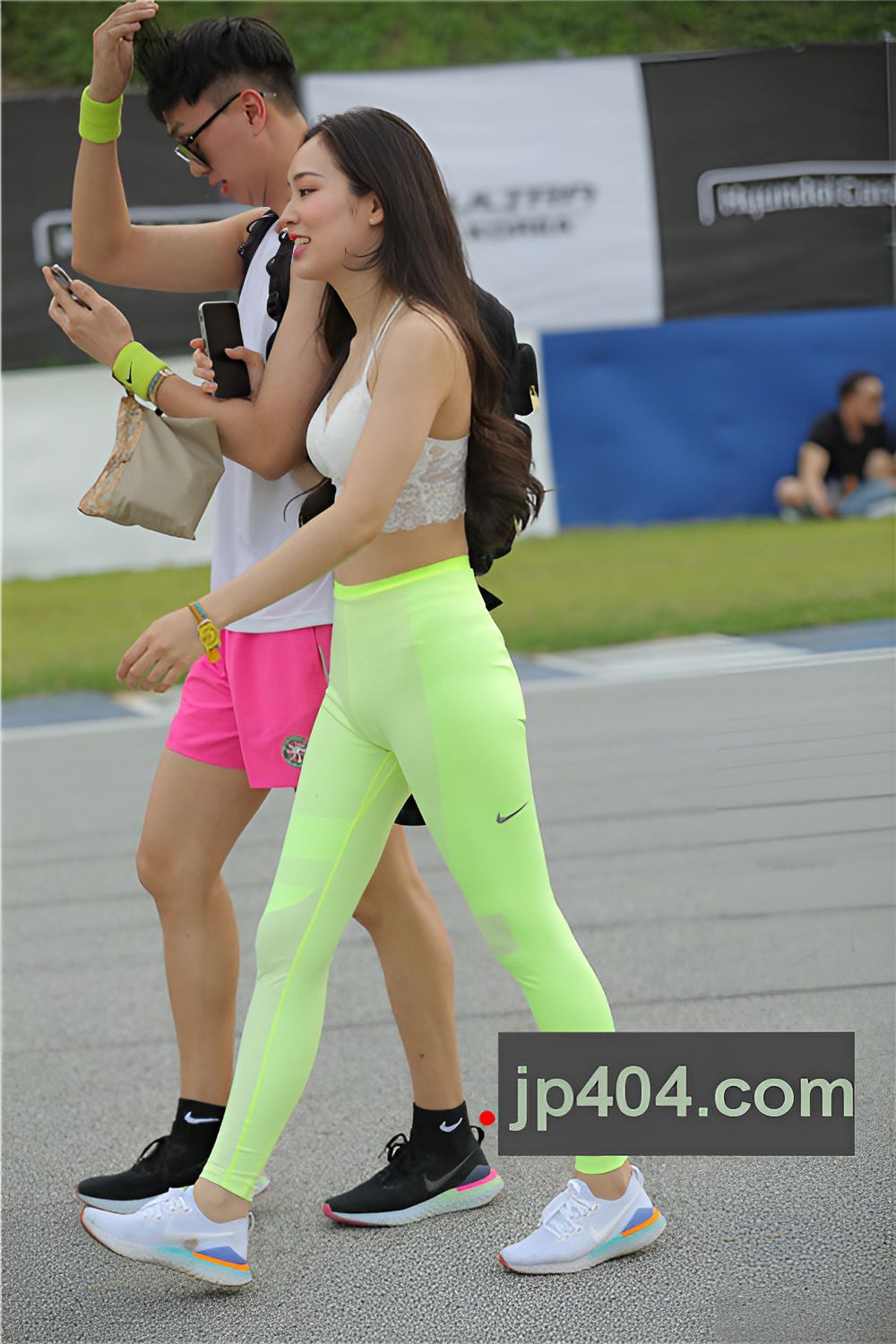 漂亮的紧身潮妹(26P)[207M/JPG]