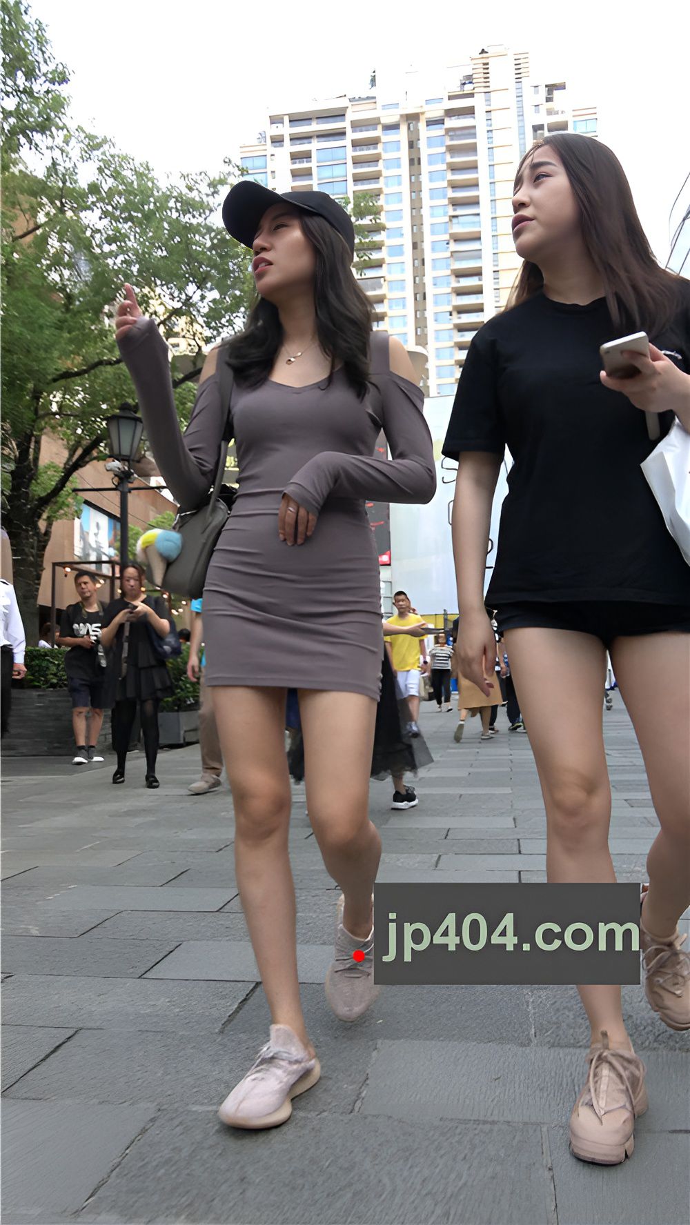 黑色鸭舌帽包臀小姐姐[1.49G/MP4]