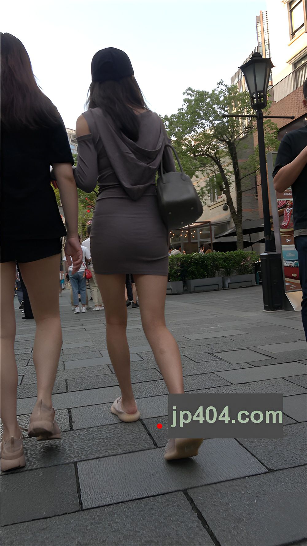 黑色鸭舌帽包臀小姐姐[1.49G/MP4]