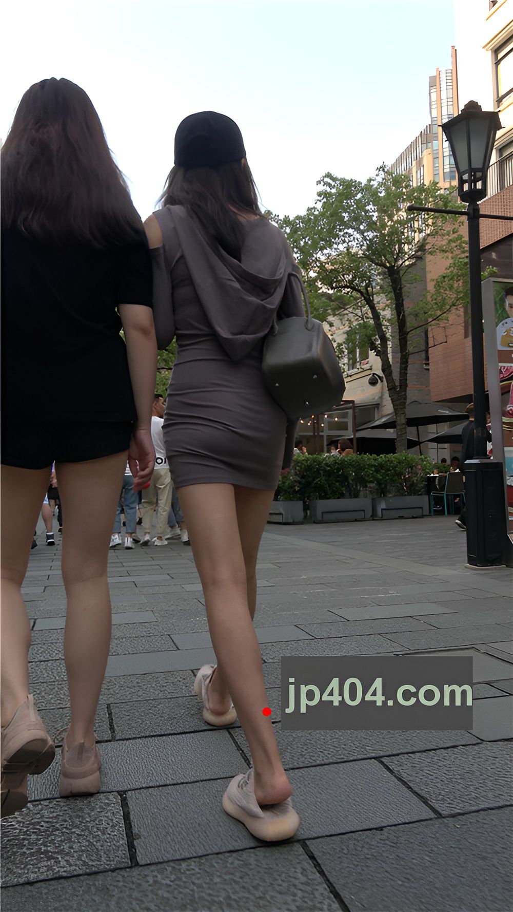 黑色鸭舌帽包臀小姐姐[1.49G/MP4]